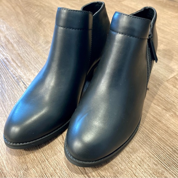 NWOT Classic Black Ankle Boots SZ 10 - Picture 8 of 16